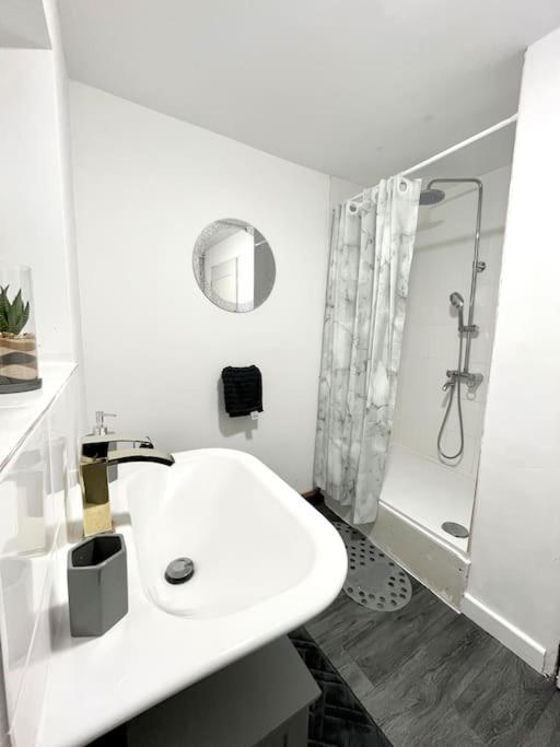 Home In Levenshulme, Manchester Bagian luar foto