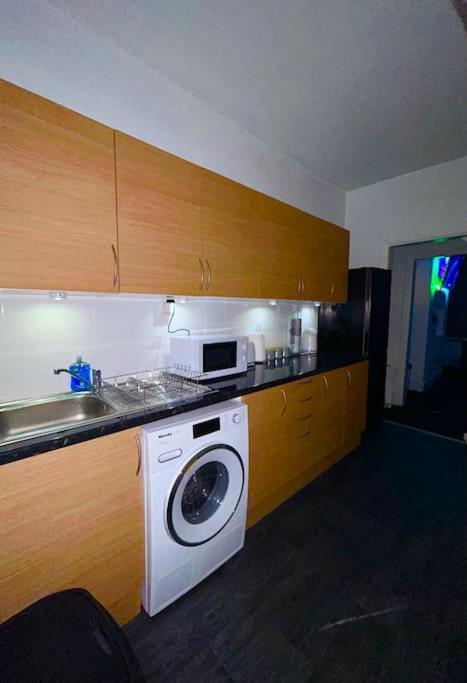Home In Levenshulme, Manchester Bagian luar foto