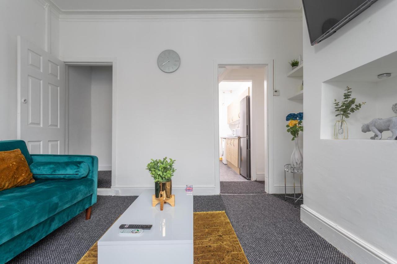 Home In Levenshulme, Manchester Bagian luar foto